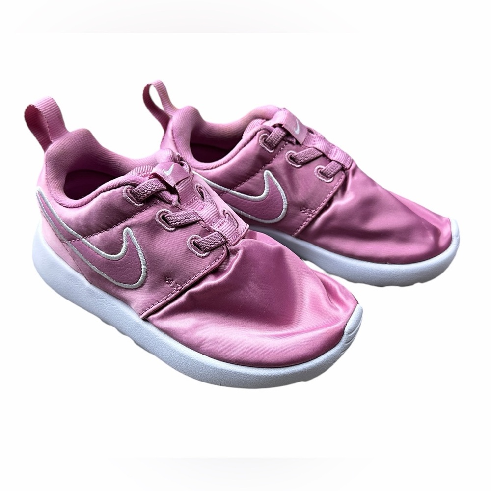 Nike Roshe One Kids Sneakers in Pink and White